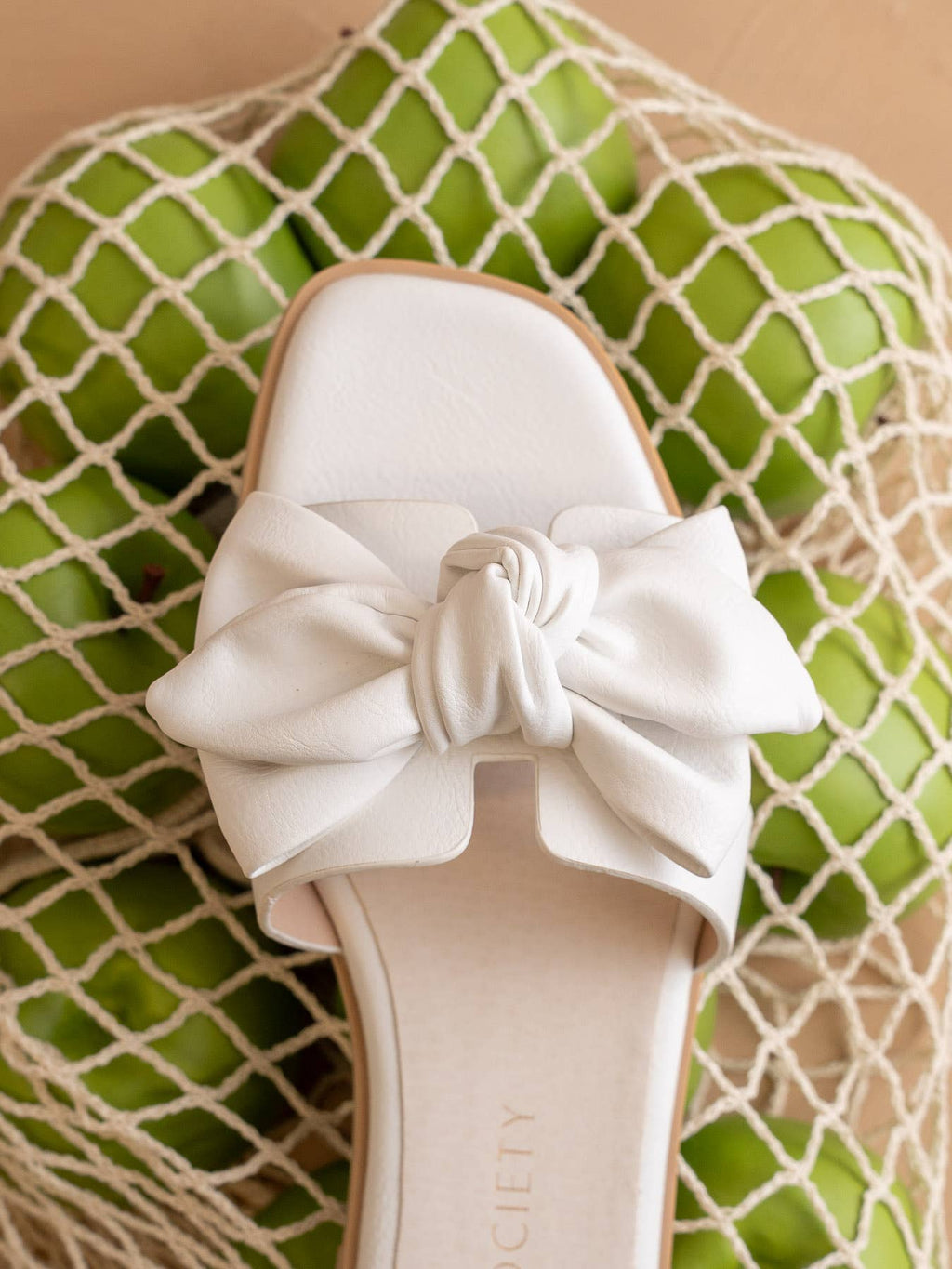 The Ginny | White Textured Bow Slide