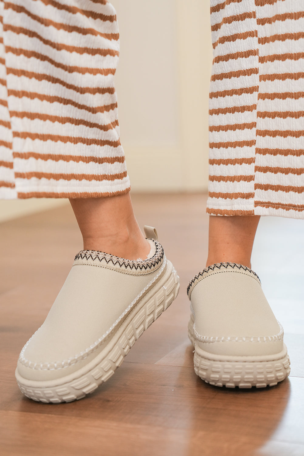 Black Contrast Stitch Detail Plush Winter Clog Slippers