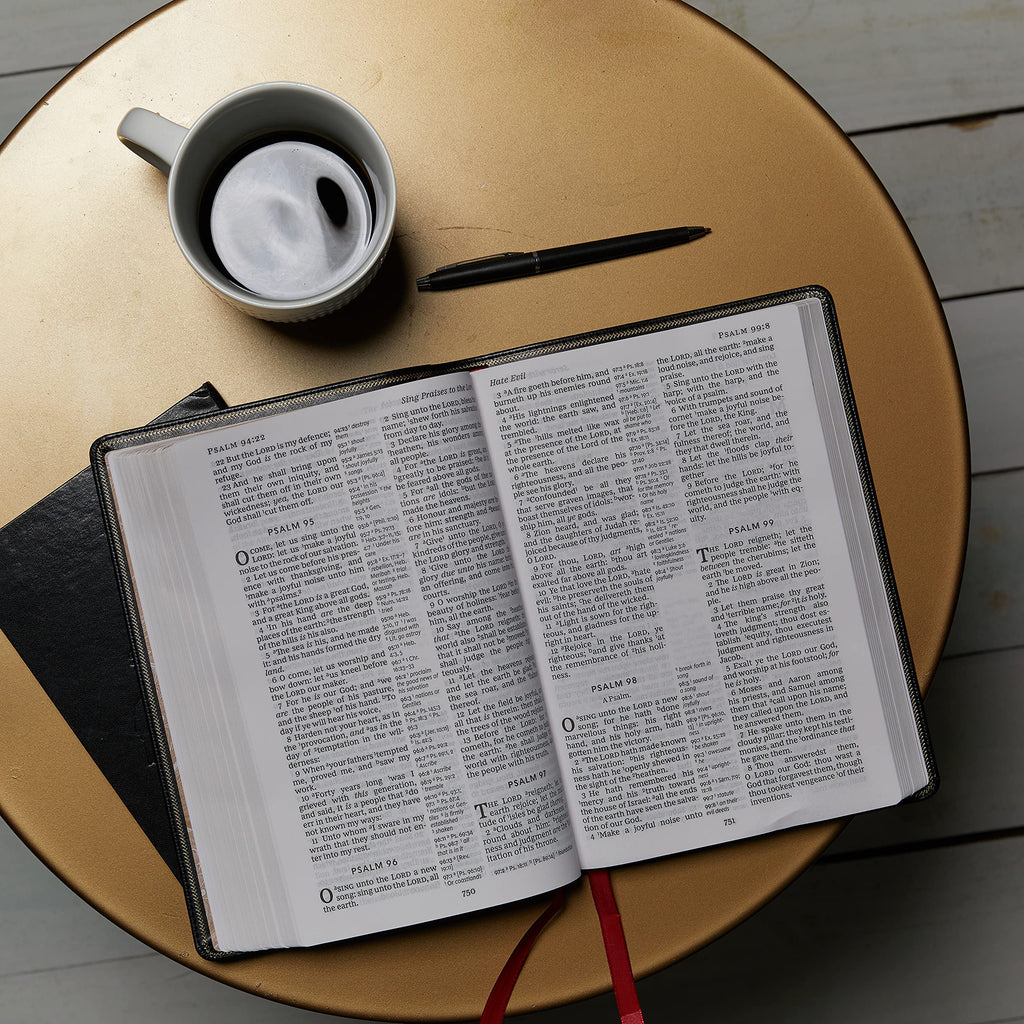 KJV Holy Bible: Giant Print with 53,000 Cross References, Deluxe Black Leathersoft, Red Letter, Comfort Print: King James Version